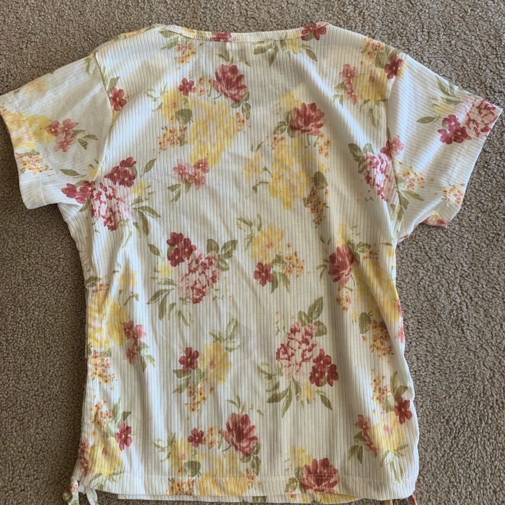 Cute flower top in the brand full circle trend